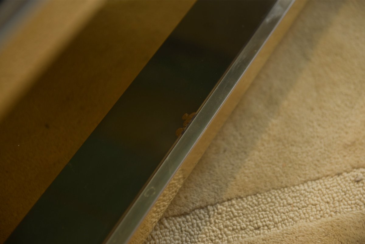Table basse Hollywood Regency en verre fumé et encadrement miroité 1970's-photo-1