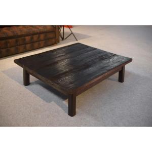 Table basse brutaliste en épicéa foncé piétement chêne