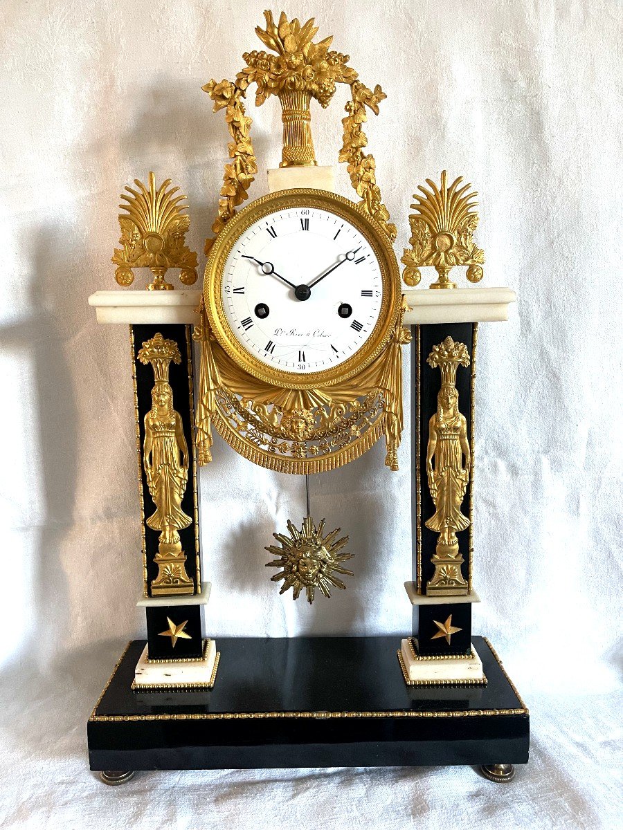Pendule Portique d'époque Directoire en marbre et bronzes dorés 