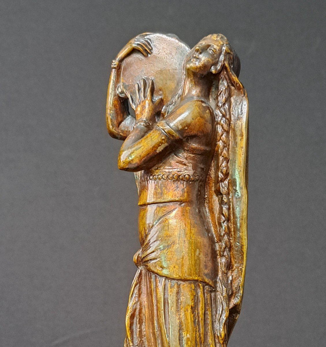 Musicienne au tambourin: Bronze orientaliste.-photo-3