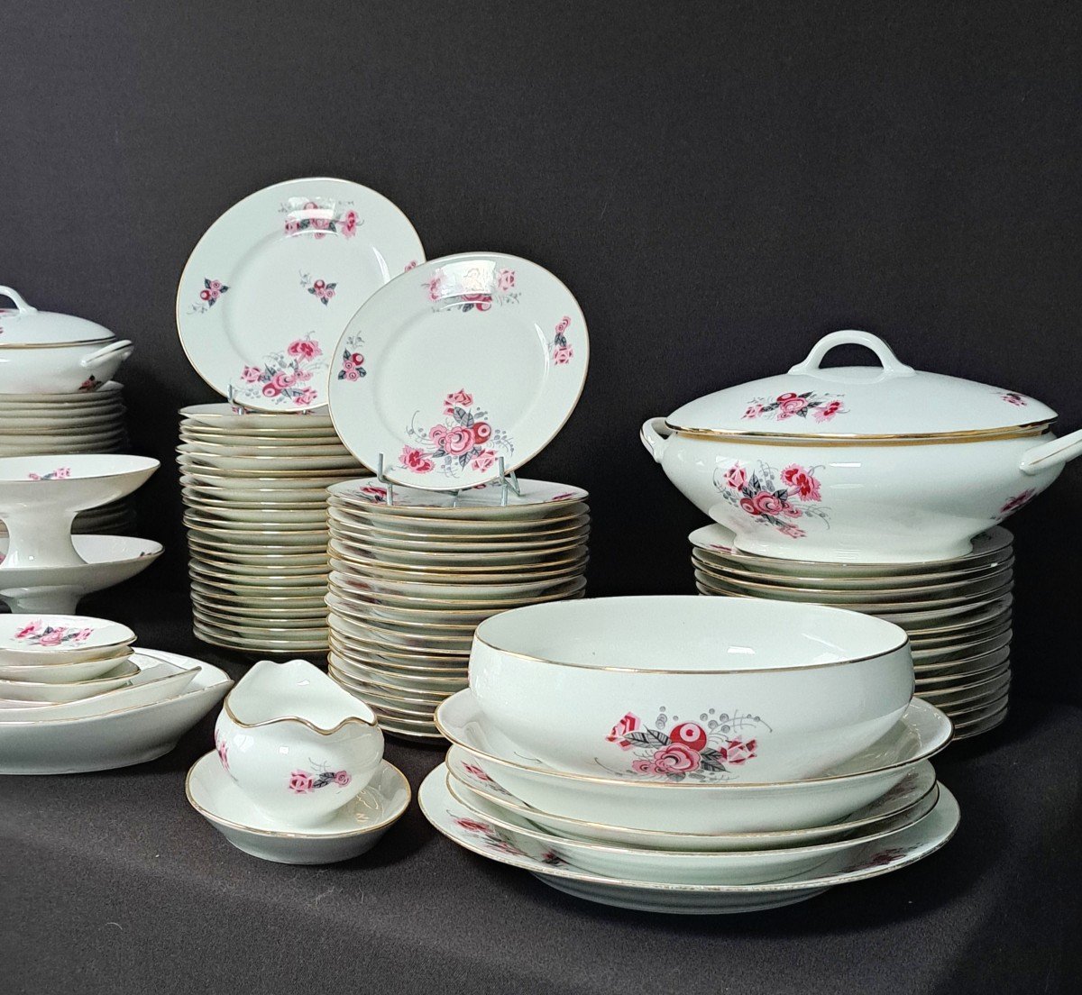 Service De Table En Porcelaine : 101 Pièces. -photo-1
