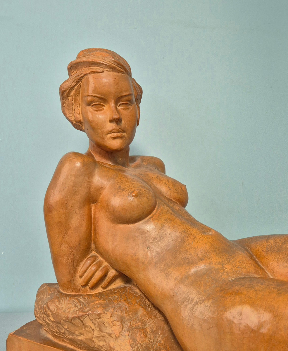 Nue allongée: Sculpture de A. Dupagne. 
