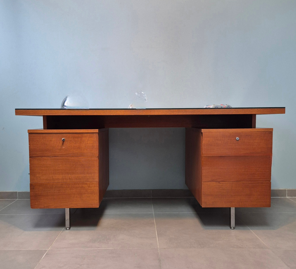 Bureau plat en teck.-photo-3