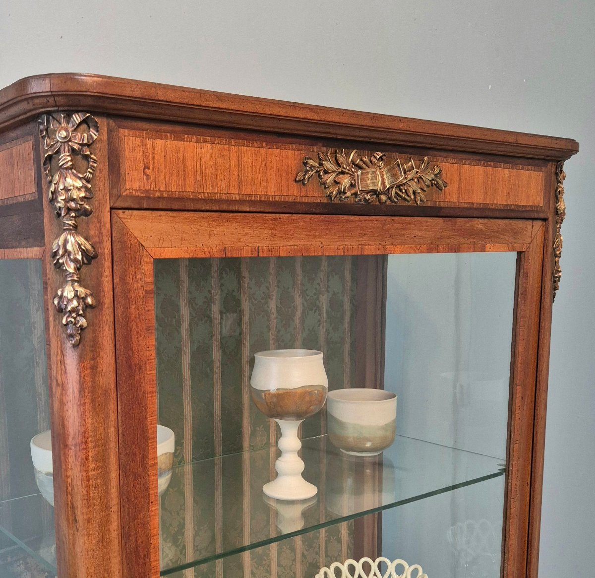 Vitrine Louis XV en marqueterie. -photo-3