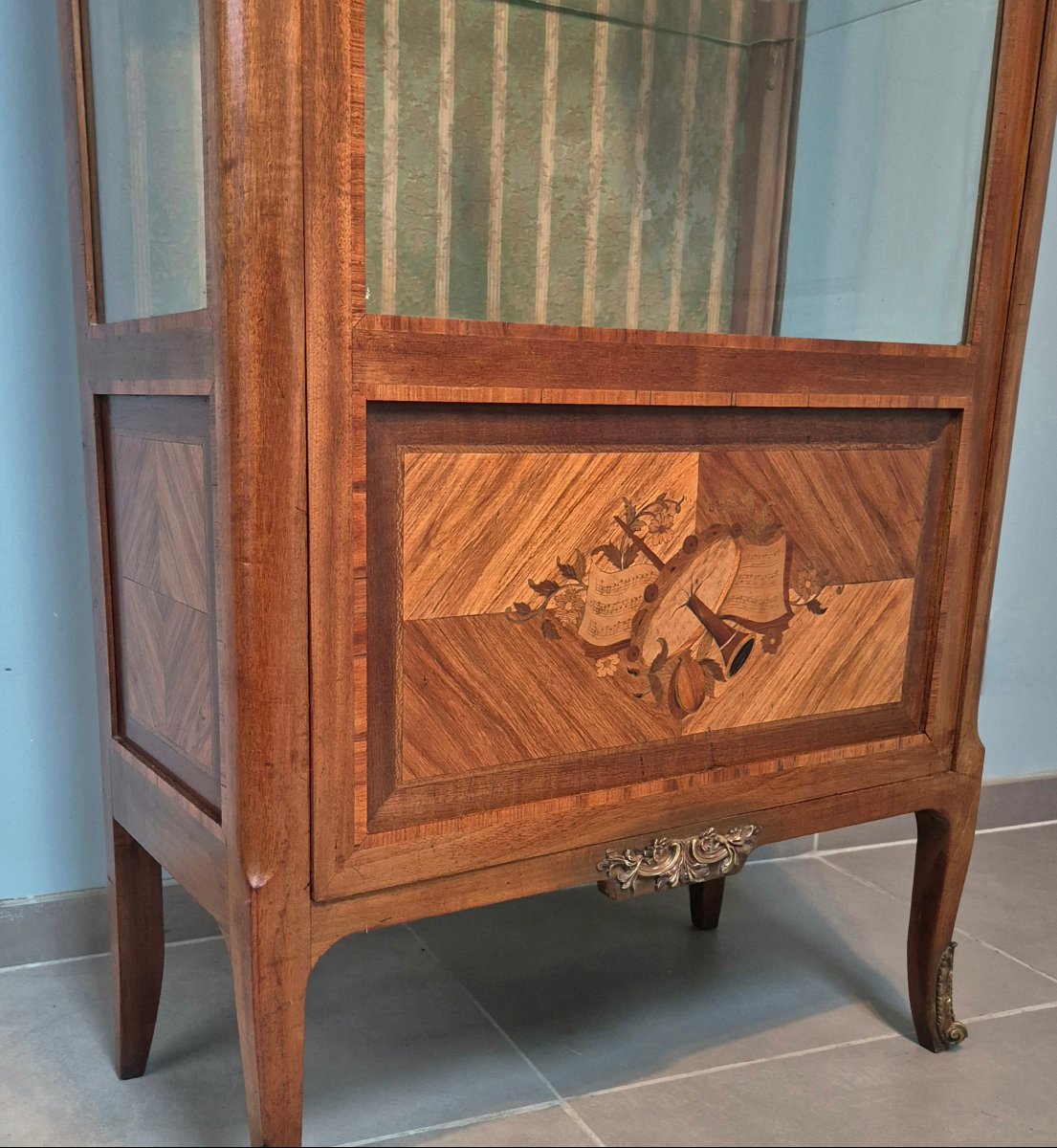 Vitrine Louis XV en marqueterie. -photo-4