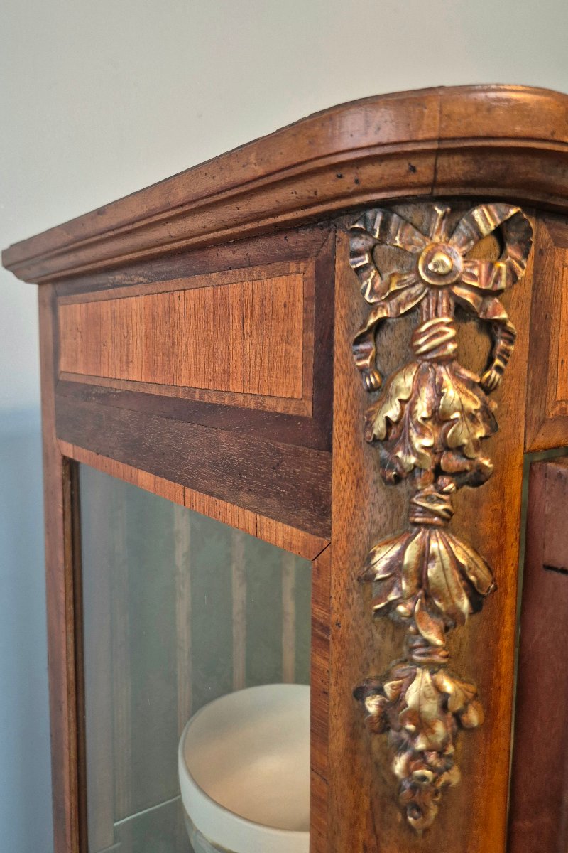 Vitrine Louis XV en marqueterie. -photo-1