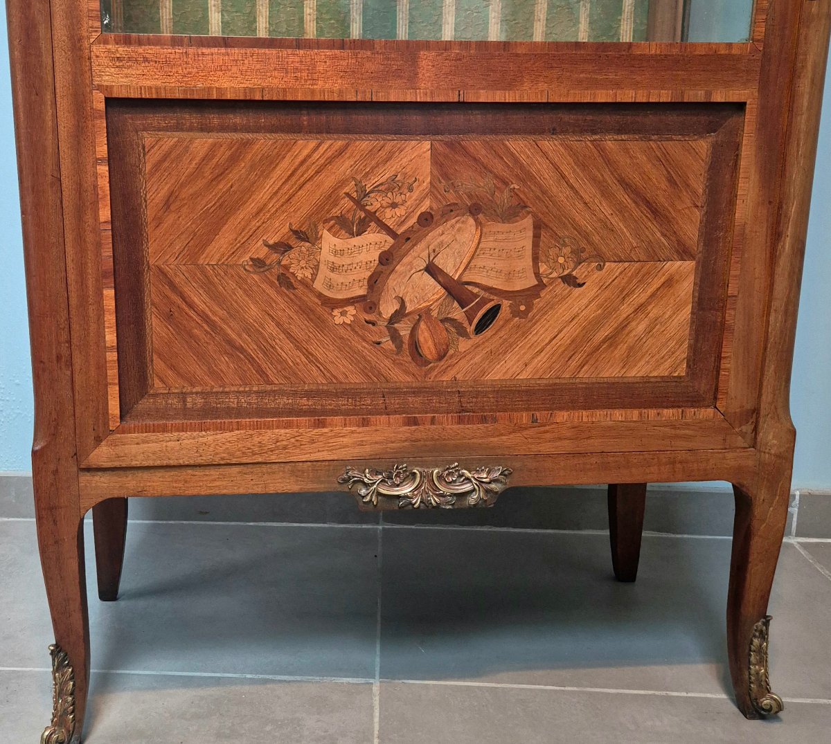 Vitrine Louis XV en marqueterie. -photo-2