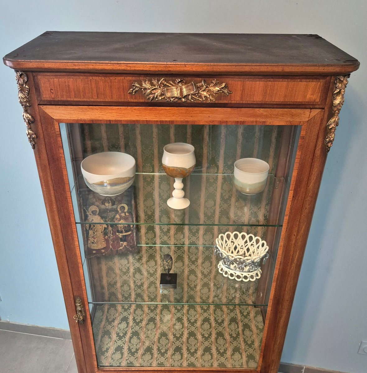 Vitrine Louis XV en marqueterie. -photo-4