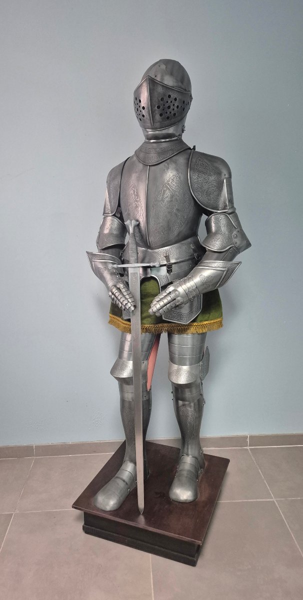 Grande armure féodale de chevalier.-photo-2