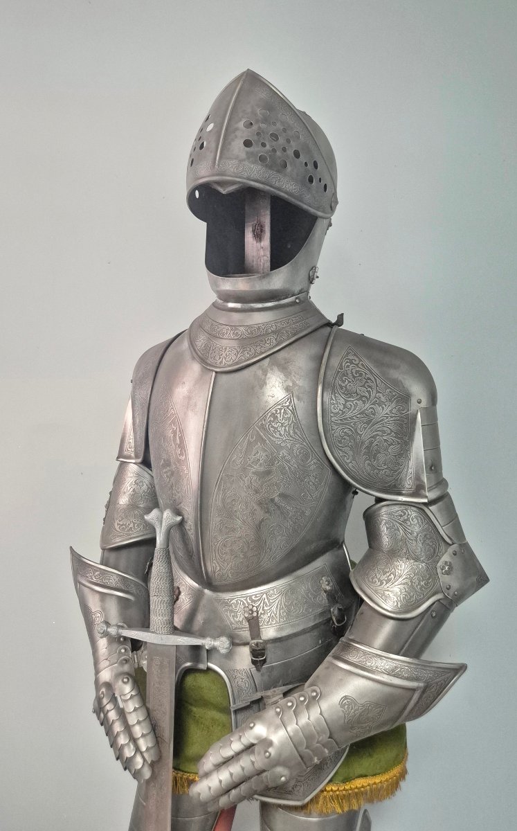 Grande armure féodale de chevalier.-photo-1