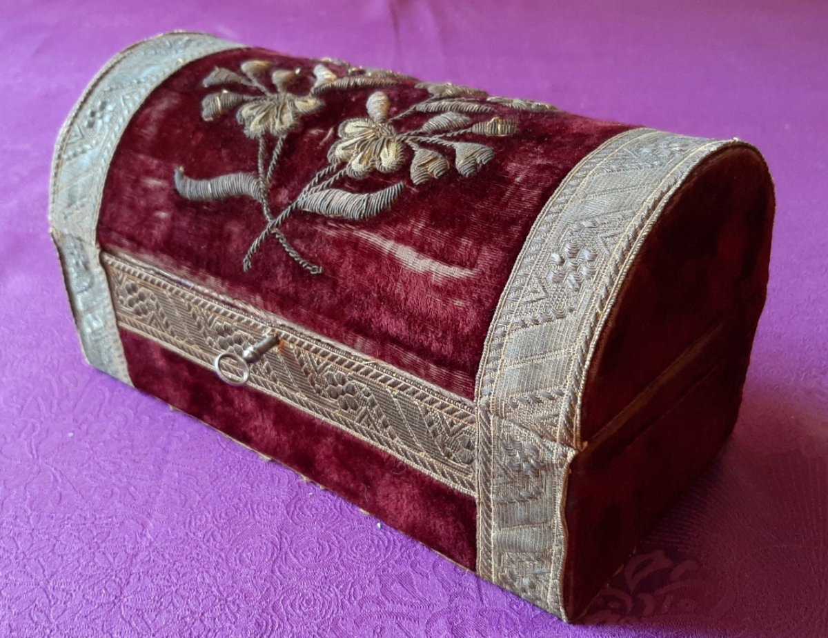 Wooden And Velvet Box : 19th Century Golden Threads