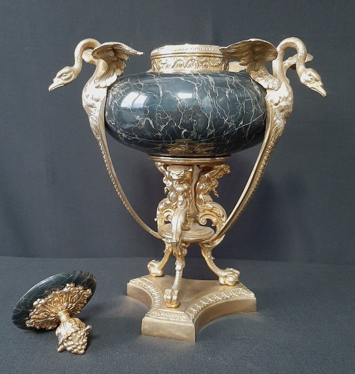 Large Cassolette Or Centerpiece In Marble And Gilt Bronze-photo-4