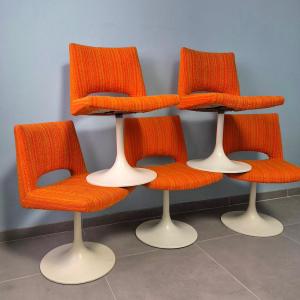 Chaises tulipes des années 1970.