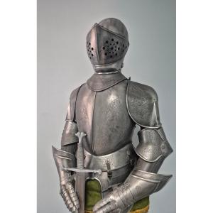 Grande armure féodale de chevalier.