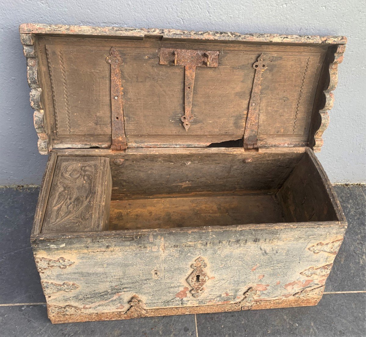 Petit Coffre tronconique  Sculpté   Haute époque-photo-2