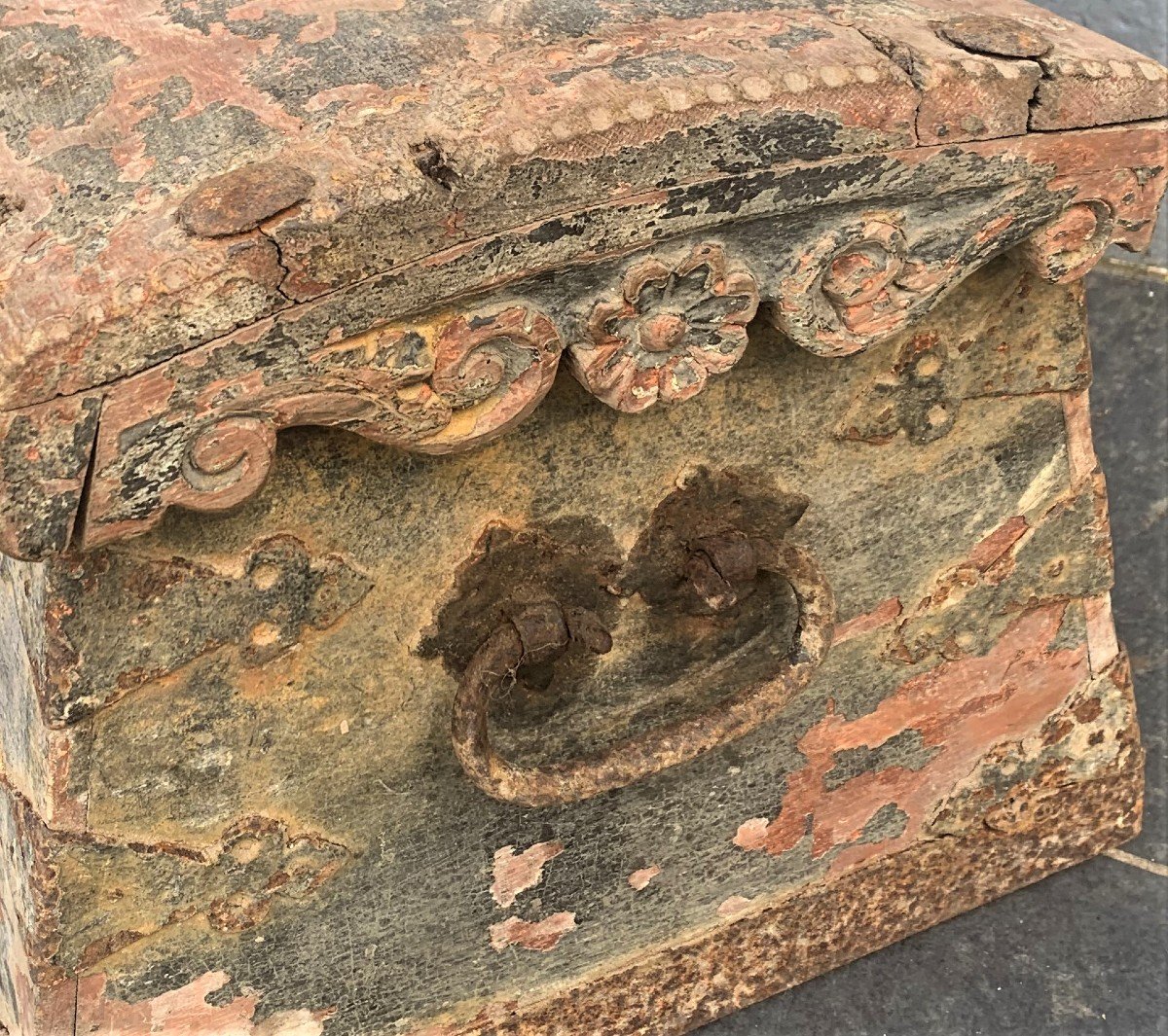 Petit Coffre tronconique  Sculpté   Haute époque-photo-2