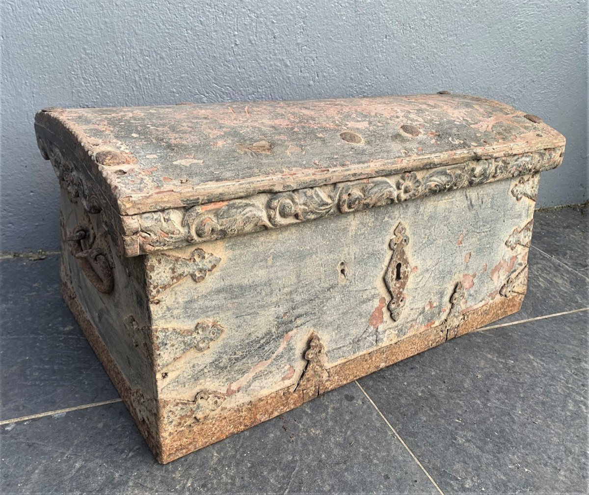 Petit Coffre tronconique  Sculpté   Haute époque
