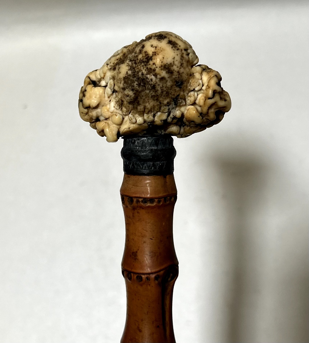 cravache figurative sculpté en bambou et bois de cerf-photo-1