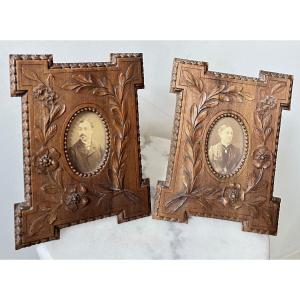 Paire De Cadres En Bois Sculpté En Noyer