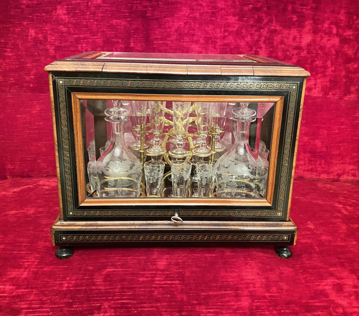 Cave à liqueur Napoléon III en bois précieux et cristal taillé – XIXe siècle