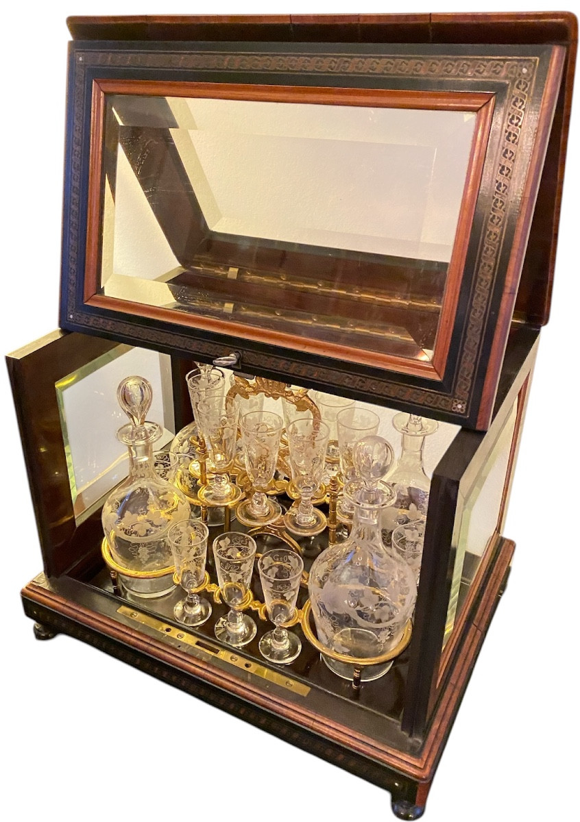 Cave à liqueur Napoléon III en marqueterie, service complet en cristal gravé d’origine, XIXe 