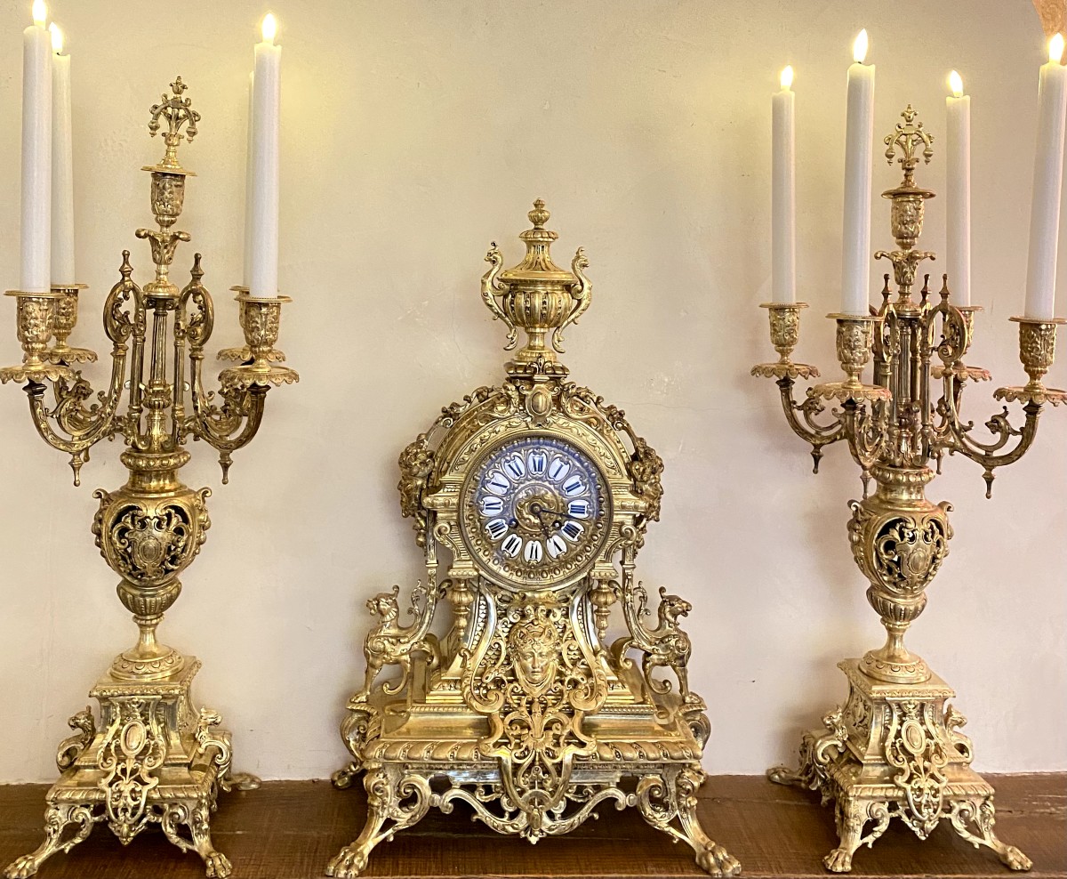 Grande garniture Napoléon III en bronze doré ciselé pendule et paire de candélabres XIXè siècle