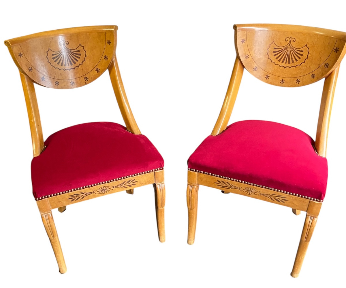 Paire de chaises Directoire en bois fruitier clair marqueté, fin XIXe siècle