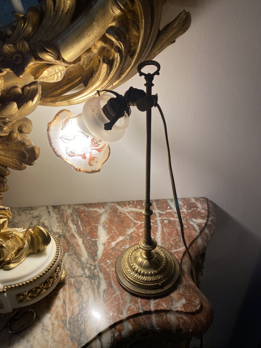 Lampe orientable Art Nouveau en laiton, tulipe en verre émaillé signée Daum Nancy