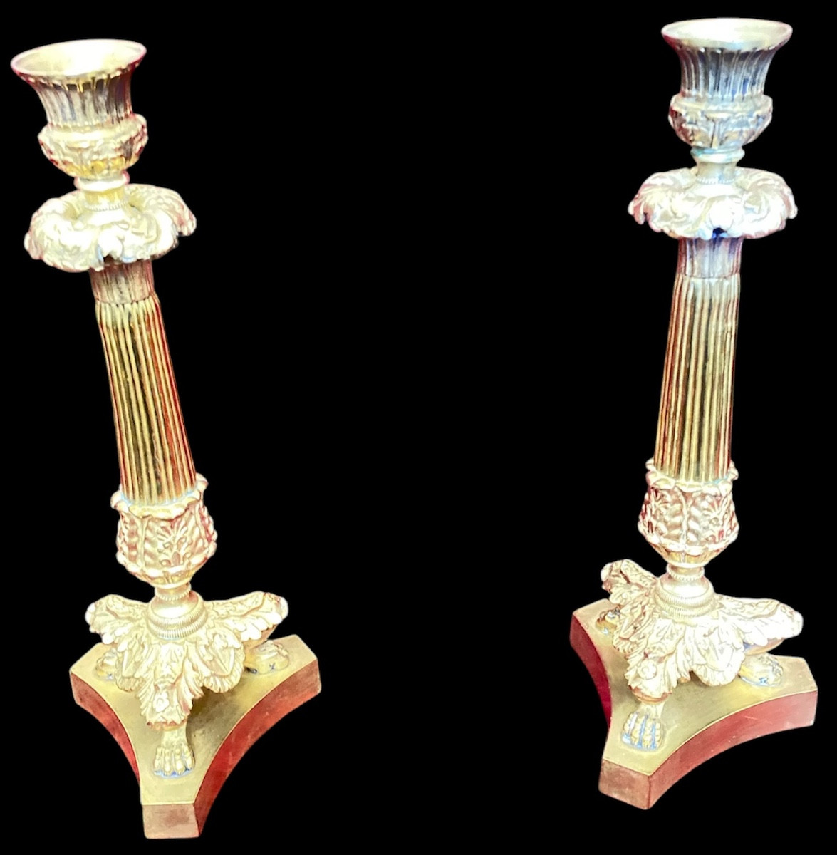 Paire de chandeliers d’époque Restauration en bronze doré, colonnes cannelées – XIXᵉ siècle