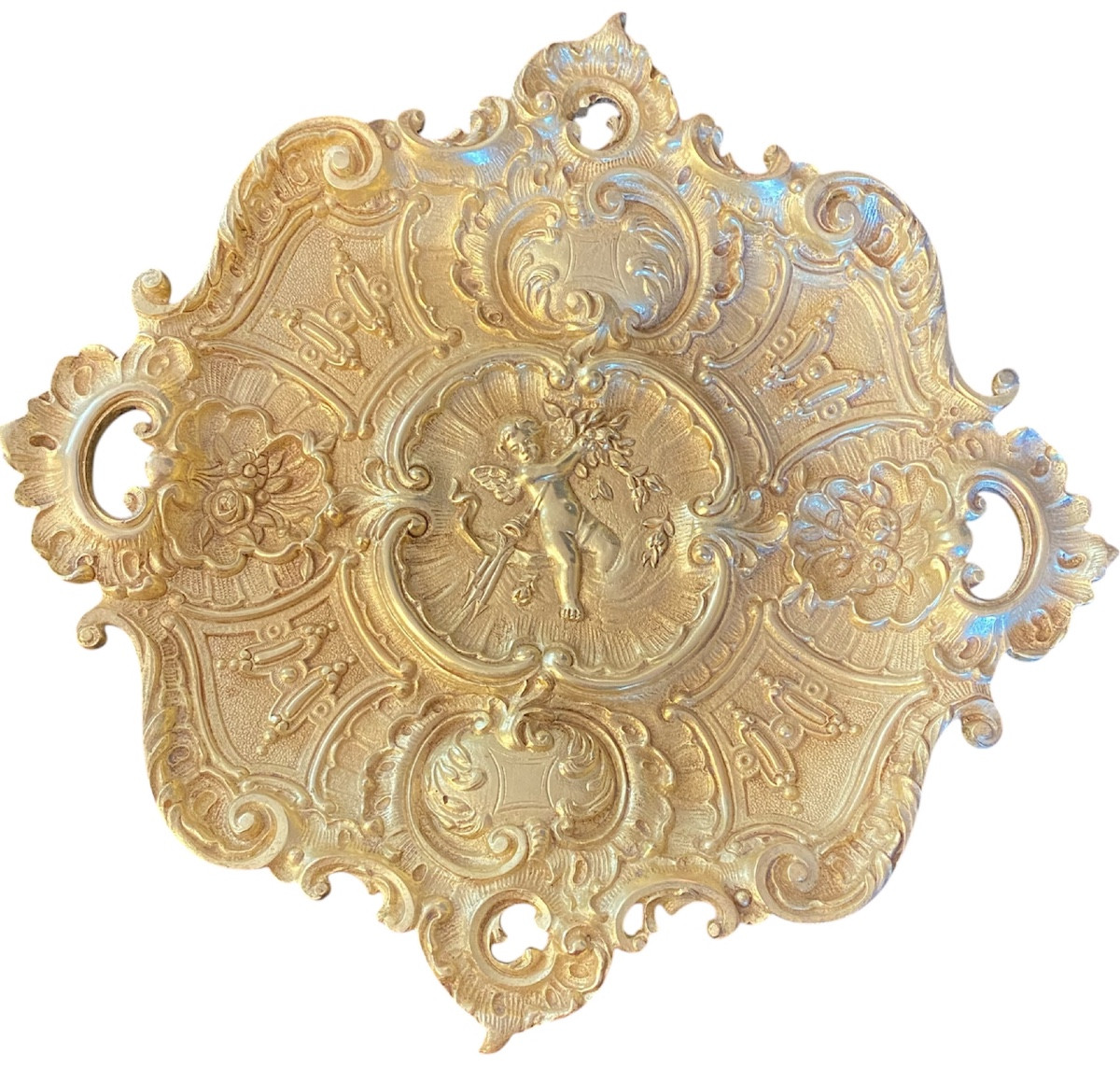 Grand plateau décoratif en bronze doré à décor de putto, style Louis XV – Napoléon III, XIXᵉ 