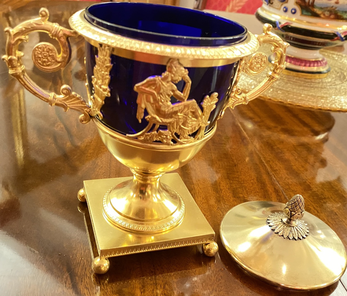 Confiturier couvert Napoléon III en bronze doré et verre bleu cobalt, décor néoclassique-photo-2
