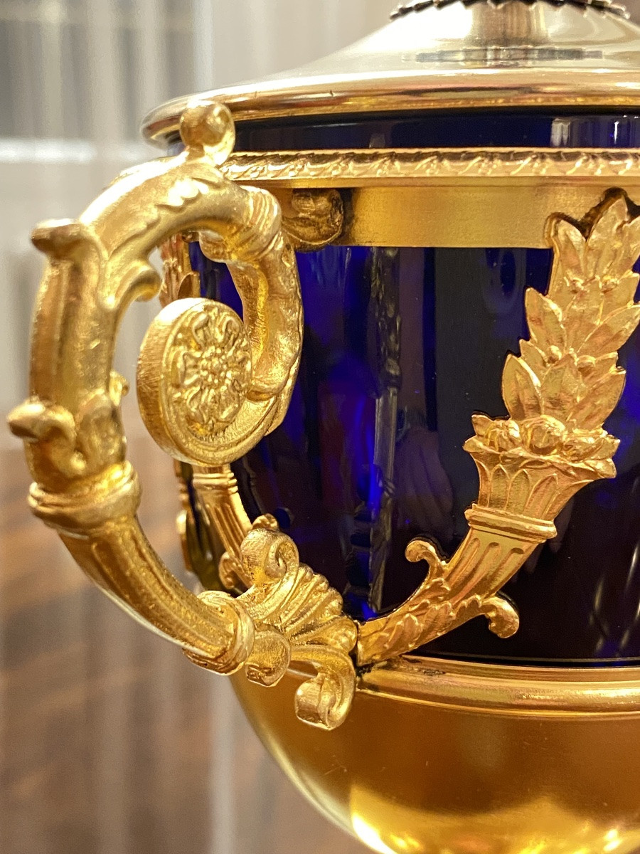 Confiturier couvert Napoléon III en bronze doré et verre bleu cobalt, décor néoclassique-photo-4