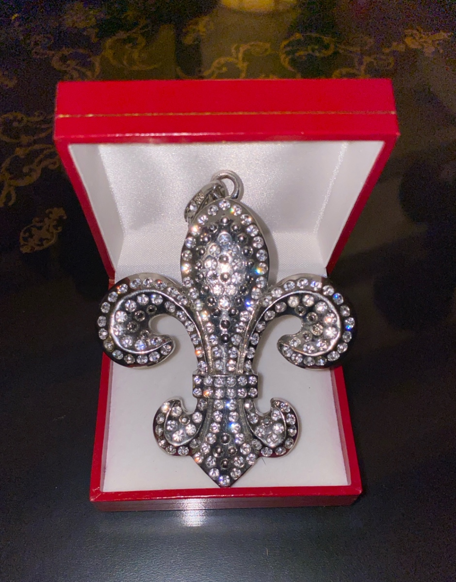Important pendentif fleur de lys signé MD, attribué à Marc Deloche