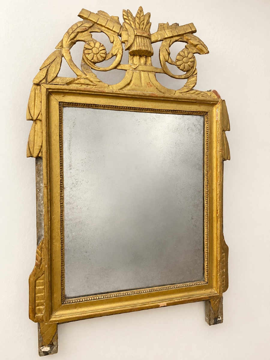 Miroir Louis XVI d’Époque XVIIIe en Bois Sculpté et Doré – Fronton au Carquois et Rinceaux