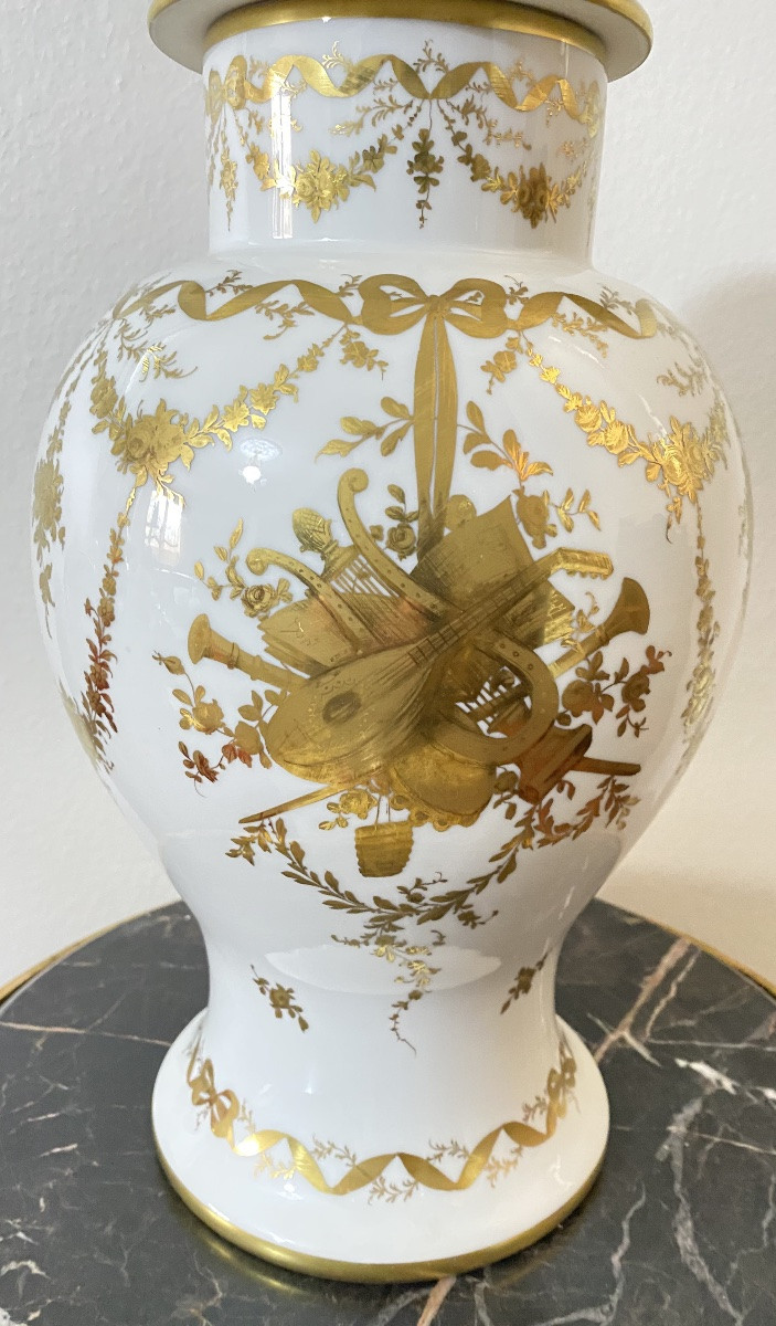 Vase couvert en porcelaine peinte à la main et dorée signé Le Tallec Paris-photo-3