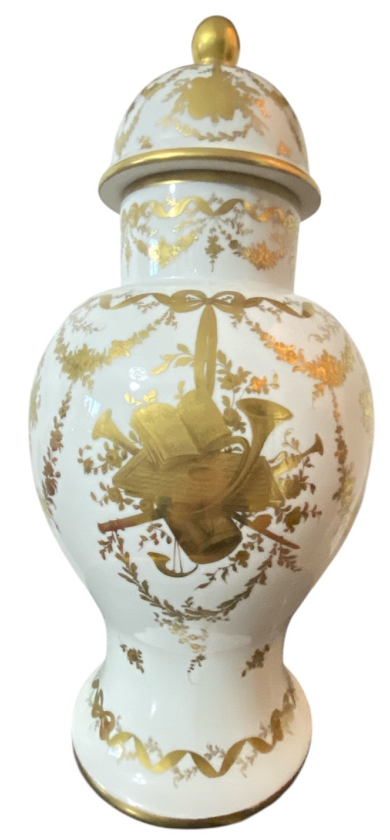 Vase couvert en porcelaine peinte à la main et dorée signé Le Tallec Paris-photo-1