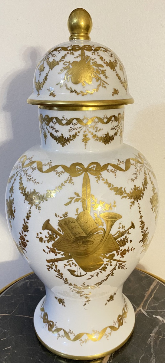 Vase couvert en porcelaine peinte à la main et dorée signé Le Tallec Paris