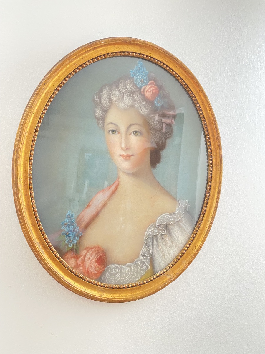 Portrait de Femme au Pastel, Cadre Ovale Doré – Fin XIXe / Début XXe Siècle