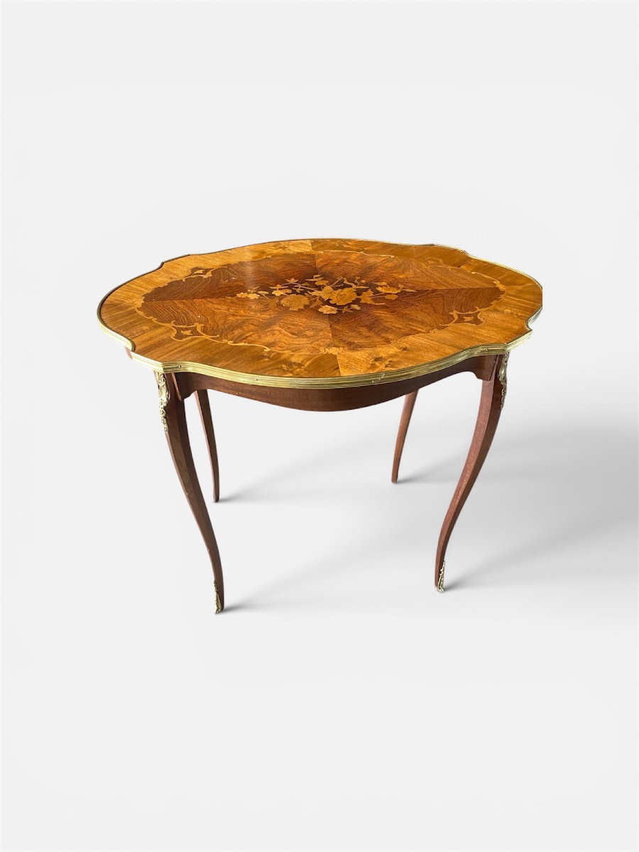 Table de Salon Louis XV en Marqueterie et Bronze Doré – XIXe Siècle