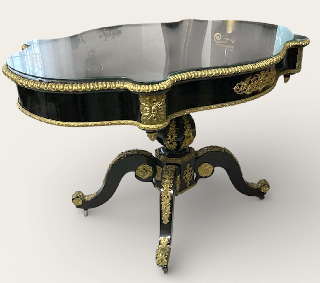 Importante Table de Milieu d’Apparat Napoléon III en Bois Noirci et Bronze Doré – XIXe Siècle