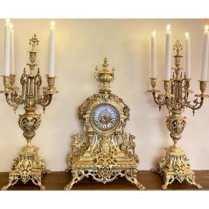 Grande garniture Napoléon III en bronze doré ciselé pendule et paire de candélabres XIXè siècle