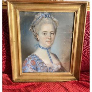  Portrait de femme au ruban bleu, pastel signé et daté 1769