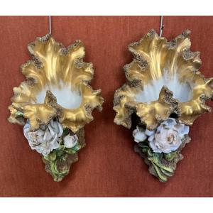 Paire de bouquetières en porcelaine 