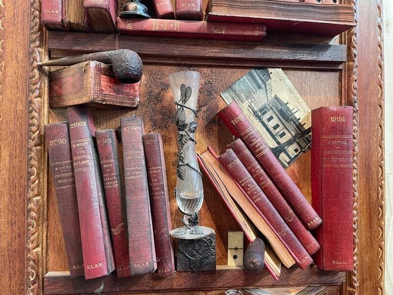 Tableau De Cabinet De Curiosités En Trompe l'œil - Faux Livres-photo-2