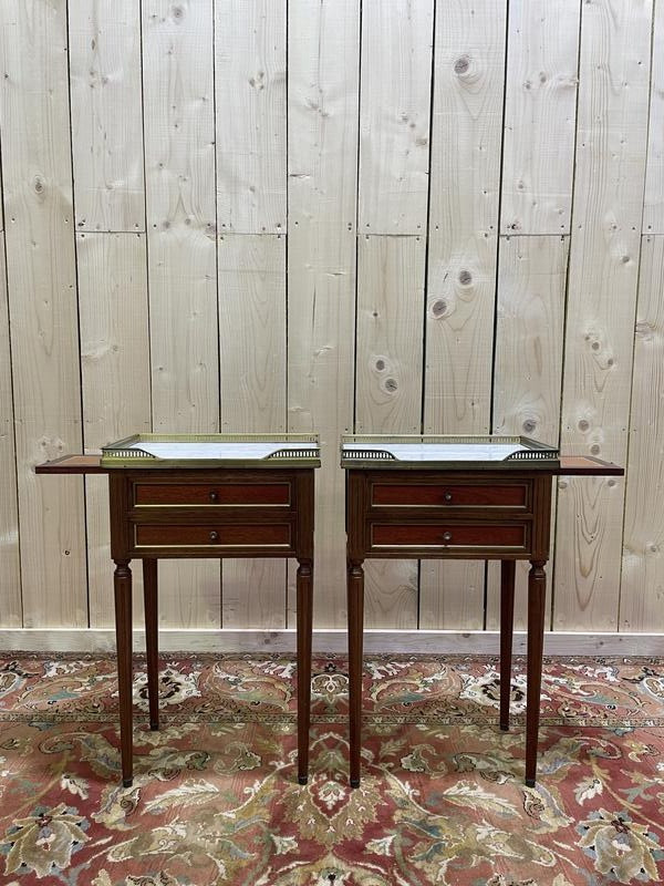 Paire de tables de chevets style Louis XVI avec tirette