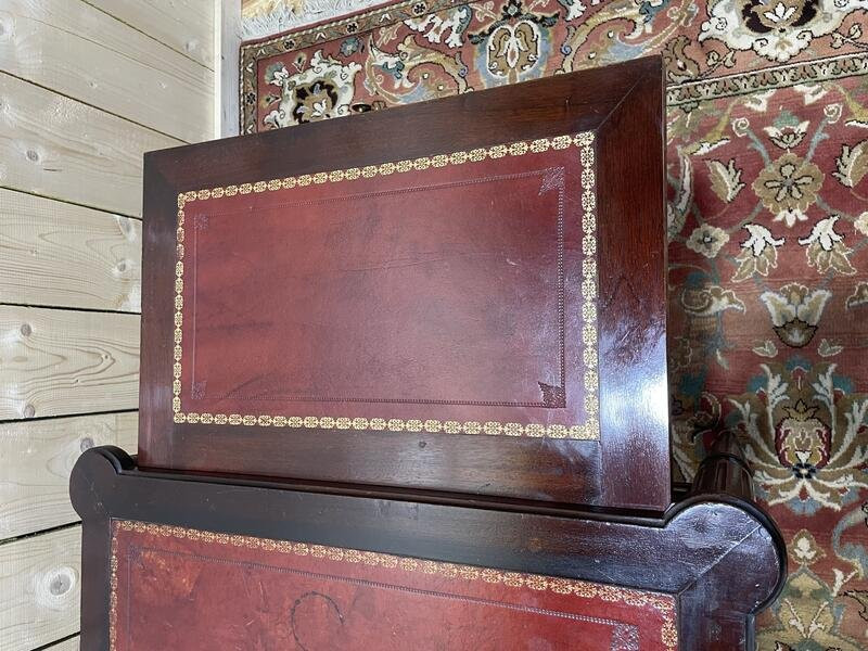 Bureau plat de style Louis XVI acajou et cuir rouge-photo-2