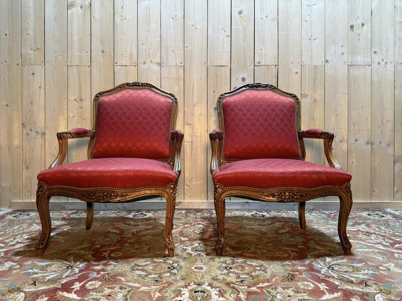 Paire de fauteuils cabriolets de style Louis XV soie Rouge 