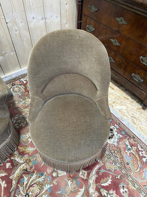 Toad Living Room With Brown Velvet Sofa And Armchairs-photo-2