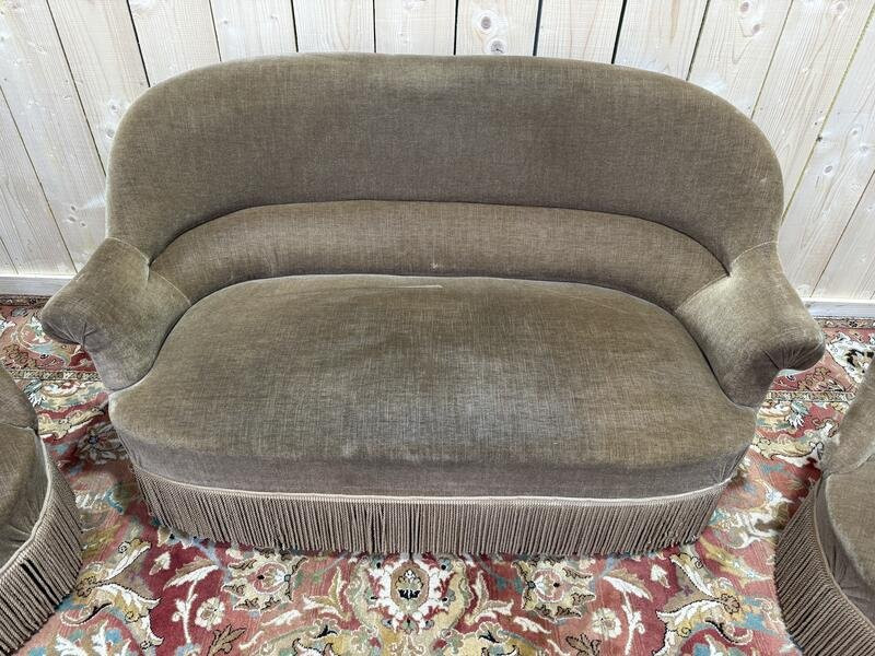 Toad Living Room With Brown Velvet Sofa And Armchairs-photo-2