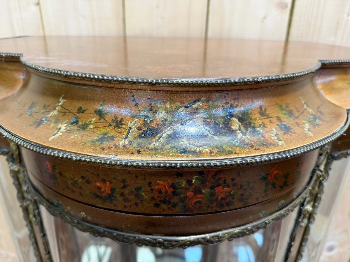 Vitrine galbée de style Louis XV en bois peint et bronze -photo-3